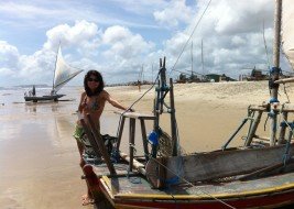 Areia e jangada na Prainha, Ceará