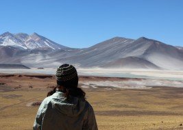 Observando a lindeza do deserto do Atacama