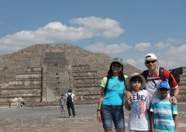 Minha família em frente à pirâmide da Lua, Teotihuacan, México