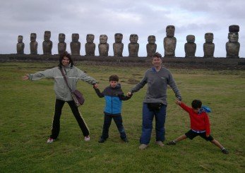 A família toda na Ilha de Páscoa, Moais ao fundo