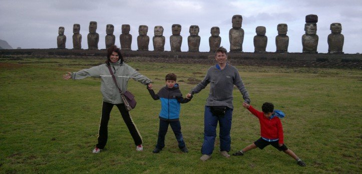 A família toda na Ilha de Páscoa, Moais ao fundo