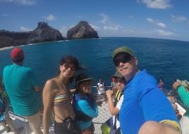 Fernando de Noronha com crianças