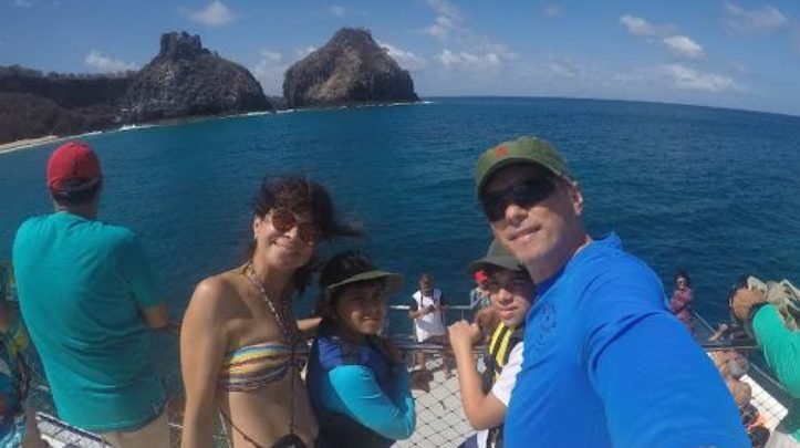 Fernando de Noronha com crianças