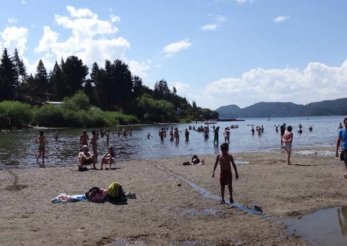 Praia em Bariloche no verão